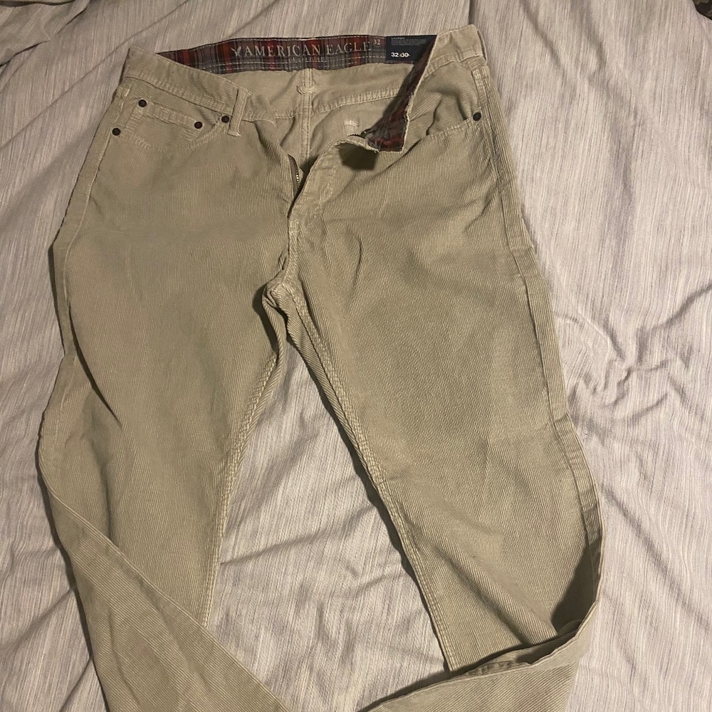 New/Never worn - American Eagle men’s corduroy jeans - size 32/30